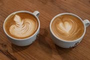 Auch das will gelernt sein: das Verzieren eines frischen Kaffees.