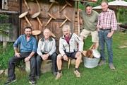 Sie trafen sich zum Probeessen (von links): «Leitisepp» Burch, Hausbesitzer Hans Kathriner, «Riedsepp» Burch, Theatermann Beppi Baggenstos und «Sonnmattsepp» Britschgi. (Bild: Romano Cuonz, Stalden, 7. Juni 2019)