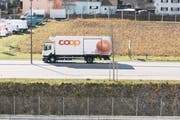 Nicht betroffen von der aktuellen Kontrolle ist dieser Coop-Lastwagen, der das Gelände des grössten Coop-Logistikzentrums in Schafisheim im Kanton Aargau verlässt. (Bild: Keystone/Christian Beutler, 14. März 2018)