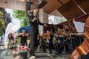 Dirigent Ernst Hüberli mit Carlo Brunners Superländlerkapelle und dem Toggenburger Orchester. (Bild: Dominik Wunderli, Weggis, 10. Juni 2018)