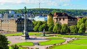 Blick über Stuttgarts Schlossplatz mit dem Dorotheenquartier und dem Fernsehturm im Hintergrund. (Bild: Werner Dietrich)
