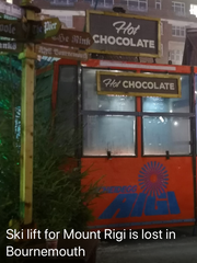 «Rigi-Skigondel hat sich nach Bournemouth verirrt», kommentiert Oliver Beecroft den Schnappschuss vom Weihnachtsmarkt in Bournmouth an die Adresse seines Vaters und LZ-Abonnenten Markus Wildisen. (Bild: Screenshot Markus Wildisen, 27 November 2018)