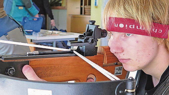 Hoch Mit Der Waffe Hoch Mit Der Waffe