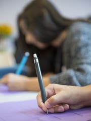 Schülerinnen und Schüler müssen sich zwischen dem Angebot der Schule und der Kirche entscheiden. (Symbolbild: Georgios Kefalas/Keystone)
