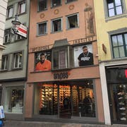Die Weggisgasse 21: Der einzige Hauseingang führt über den Schuhladen. (Bild Robert Knobel, 21. Mai 2019)