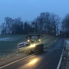 Ballwil – 21. JanuarEin Jauchanhänger ist umgekippt. Verletzt wurde niemand. (Bild: Luzerner Polizei)
