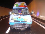 Am VW-Bus entstand ein Sachschaden von rund 15’000 Franken. (Bild: Kantonspolizei Uri, Wassen, 12. Juni 2019)