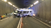 Das beschädigte Wohnmobil im Gotthardtunnel (Bild: Kantonspolizei Uri)