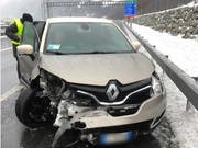 In Schattdorf krachte ein Personenfahrzeug in die Leitplanke und kollidierte anschliessend mit einem anderen Auto. (Bild: Kantonspolizei Uri, 13. Januar 2019)