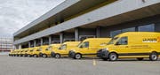 Die elf neuen Elektrolieferwagen der Post. Zwei davon fahren in der Ostschweiz –einer in St. Gallen, einer in Arbon. (Bild: PD)