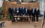 Der Zuger Regierungsrat zusammen mit den Landschreibern (von links): Tobias Moser, Landschreiber; Andreas Hostettler, Direktor des Innern (FDP); Heinz Tännler, Finanzdirektor (SVP); Martin Pfister, Gesundheitsdirektor und Statthalter (CVP); Stephan Schleiss, Bildungsdirektor und Landammann (SVP); Beat Villiger, Sicherheitsdirektor (CVP); Silvia Thalmann-Gut, Volkswirtschaftsdirektorin (CVP), Florian Weber, Baudirektor (FDP), Renée Spillmann Siegwart, stellvertretende Landschreiberin. (Bild: PD)