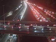 Stau, wohin das Auge reicht: Die A2/A14 Verzweigung Rotsee in Blickrichtung Zug am Donnerstagabend. (Bild: Luzernmobil.ch)