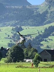 Der Militärhelikopter auf dem Chüeboden in Unterwasser. (Bild: Christiana Sutter)