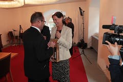 Regierungsrat Josef Hess überreicht der Siegerin Monika Rüegger zwei Flaschen Obwaldner Staatswein - aus dem Rebberg des unterlegenen Peter Krummenacher. (Bild: Roger Zbinden, Sarnen, 20. Oktober 2019)