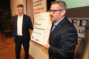 Wird Hans Wicki für das Ticket ins Bundeshaus, das er bei der kantonalen Nomination aus den Händen von FDP-Präsident Stefan Bosshard erhielt, in Zukunft tatsächlich Verwendung haben? (Bild: Roger Zbinden (Stans, 23. Oktober 2018))