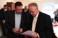 Raphael Disler, Präsident der CVP Sarnen (links), analysiert mit Kantonalpräsident Bruno von Rotz die Ergebnisse. (Bild: Roger Zbinden, Sarnen, 20. Oktober 2019)