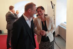 Peter Krummenacher (CVP) im Gespräch mit Siegerin Monika Rüegger (SVP). (Bild: Roger Zbinden, Sarnen, 20. Oktober 2019)