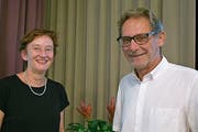 Genossenschaftspräsident Hansjörg Stettler begrüsst die neue Aktuarin Margrit Walt im Vorstand. (Bild: Evi Biedermann)