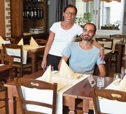 Eigentümer Maria und Vincenzo Piccoli im «Bella Napoli». (Bild: Kurt Lichtensteiger)