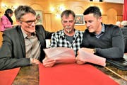 Sie hatten sich einiges zu erzählen: Nationalrat Karl Vogler, Parteipräsident Sepp Stalder und Regierungsrat Christian Schäli (von links). (Bild: Romano Cuonz, Alpnach, 27. März 2019)