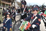 Sie sorgten am Kinderumzug für Ruhe, Ordnung und viel Spass: die Cabinieri anno 1935 aus Sarnen. (Bild: Romano Cuonz, Sarnen, 28. Februar 2019)