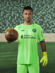 Dejan Stojanovic: Note 5. In der Schlussphase pariert er einmal stark und hält damit den Sieg fest. Sieht den Weitschuss, der zum 1:2 führt, zu spät.