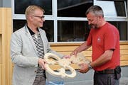 Urs Spichtig (links), Korporationsrat und Präsident der Baukommission, übergibt Rolf Wallimann, Betriebsleiter Forst und Revierförster, einen symbolischen Schlüssel für den neuen Alpnacher Forstwerkhof. (Bild:Richard Greuter (Alpnach, 6. Juli 2018))