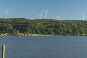 Die Visualisierung der Windpark-Gegner zeigt, wie die Windkraftanlagen auf dem Seerücken mit Sicht von der Insel Reichenau aussehen könnten. (Bild: PD/Pro Salen-Reutenen)
