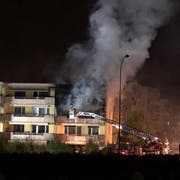 Die Feuerwehr ist unter anderem mit Hilfe einer Drehleiter im Einsatz. (Bild: Flurina Valsecchi, 28. Oktober 2018)