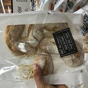Das Monatsbrot der Migros Ostschweiz sorgt für Aufregung wegen seiner Form: Windrad oder Hakenkreuz? (Bild: Radio 24)