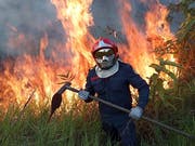 Ein Feuerwehrmann kämpft im Amazonasgebiet gegen die Flammen. (Bild: EPA)