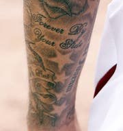 Blumen, Wolken und christliche Symbole zieren David Beckhams Arm. (Bild: imago)