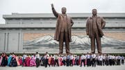 Nicht das Sekundarschulhaus Egelmoos, sondern das echte Nordkorea, wo Menschen auf dem Mansu-Hügel in der Hauptstadt Pjöngjang soeben den Statuen von Staatsgründer Kim Il-Sung und seinem Sohn Kim Jong-Il die Ehre erwiesen haben. (Bild: Carl Court/Getty, Pjöngjang, 19. August 2018)
