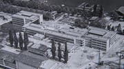 Die Kantonsschule am Alpenquai während der Bauarbeiten: Die Hauptgebäude sind fertig erstellt, bei der Aula (Mitte hinten) stehen erst die Grundmauern. Vorne das später abgerissene Kühlhaus Luzern. (Bild: Stadtarchiv Luzern)