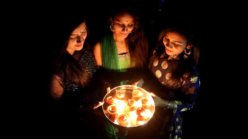 So läuft das «Weihnachtsfest» Diwali im Hindutempel in ...