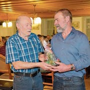 Erwin Spichtig, Präsident IG Obwaldner Alpchäs (rechts), verabschiedet Vorstandsmitglied Sepp Enz. (Bild: Richard Greuter (Sarnen, 21. März 2019))