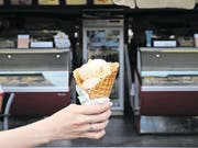 In der Gelateria Icefactory probieren wir die Sorten Vanille und Zimt in einer grossen Waffel. (Bild: Jolanda Riedener)