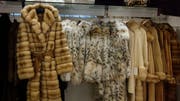 In der Schweiz gibt es eine Deklarationspflicht für Pelzprodukte. Im Bild Pelzmäntel in einer Boutique in St. Moritz. (Bild: Alessandro Della Bella/Keystone)