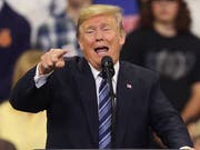 Nach dem explosiven Gastbeitrag eines anonymen Regierungsmitarbeiters in der «New York Times» hat US-Präsident Donald Trump erneut die umgehende Veröffentlichung des Autorennamens gefordert. (Bild: KEYSTONE/FR170447 AP/JIM URQUHART)