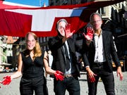 Nach Ansicht der Gruppe Schweiz ohne Armee (GSoA) ist das Land daran, eine «blutige rote Linie zu überschreiten». Im Bild Aktivisten mit Masken der bürgerlichen Bundesräte Guy Parmelin, Ueli Maurer, Ignazio Cassis, Johann Schneider-Ammann. (Bild: Keystone/JEAN-CHRISTOPHE BOTT)