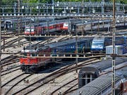 Der Bahnverkehr in und um den Bahnhof Bern kam am Freitag für einige Minuten zum Erliegen. Grund dafür war eine Fahrleitungsstörung (Archivbild). (Bild: KEYSTONE/GAETAN BALLY)