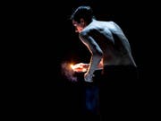 Nichts lässt die Dunkelheit aufhellen: Nijinski (Jan Casier), der Jahrhunderttänzer, versinkt in Finsternis. (Bild: Carlos Quezada)