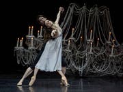 Elizabeth Wisenberg als Julia und Alexander Jones als Romeo in Christian Spucks Choreografie. (Bild: Gregory Batardon)