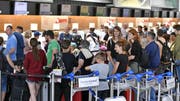 Am Samstag war am Flughafen Zürich ferienbedingt viel los. (Bild: KEYSTONE/Walter Bieri)