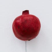 Das Stillleben besteht aus einem frischen Granatapfel. (Bild: Lucas Ziegler)