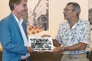 Bruno Stalder (rechts) übergibt dem Stadtrat, Peter Jans, eine Petition für digitale Anzeigetafeln an Bushaltestellen. (Bild: Adriana Ortiz Cardozo)