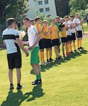Fabio Nägeli (vorne rechts) wird von Trainer Jan Rüeger vor dem Anpfiff gegen Abtwil verabschiedet. (Bild: Raphael Dort)