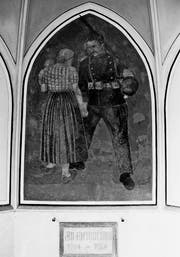 Der Soldat nimmt Abschied von Frau und Kind. Von den fünf Bildern des Soldatendenkmals in Schwyz konnte nur dieses gerettet werden. (Bild: Staatsarchiv Schwyz)