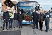 Verantwortliche der Busbetreiberin Wil Mobil mit Gemeinden- und Kantonsvertretern bei der Haltestelle St. Margarethen Dorf. (Bild: Roman Scherrer)