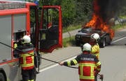 Feuerwehrleute rücken zum Fahrzeugbrand bei Feusisberg an. (Bild: Kantonspolizei Schwyz, 7. Juni 2018)